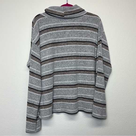 Pre-Loved Men’s Light Gray/Dark Gray Crossover Stripe Hooded Sweater - BKE - Picture 2 of 8